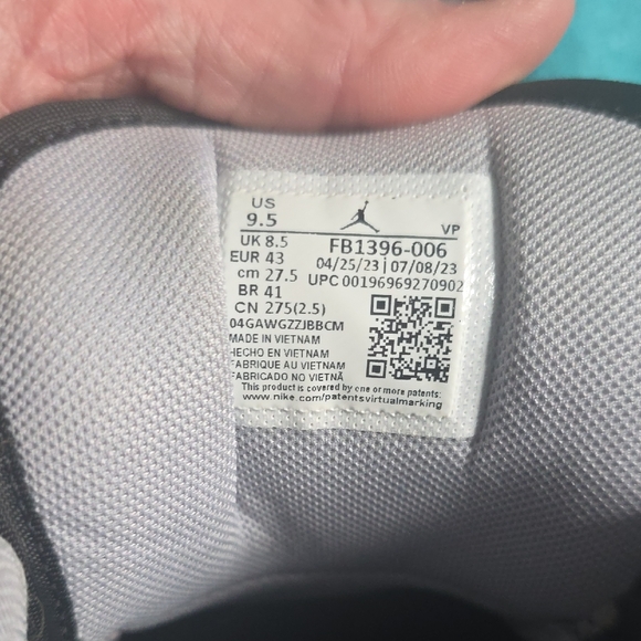 Nike Black and White Sneakers - Picture 2 of 16